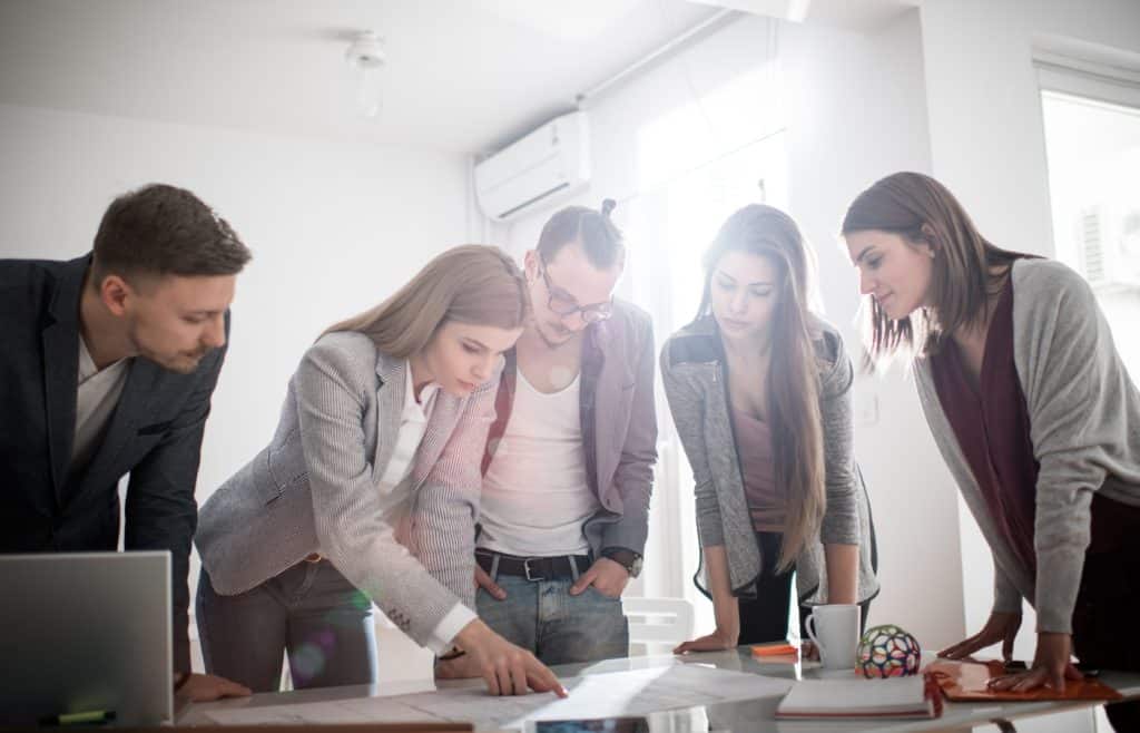 Reunión de equipo en oficina moderna para planificación y estrategia empresarial.