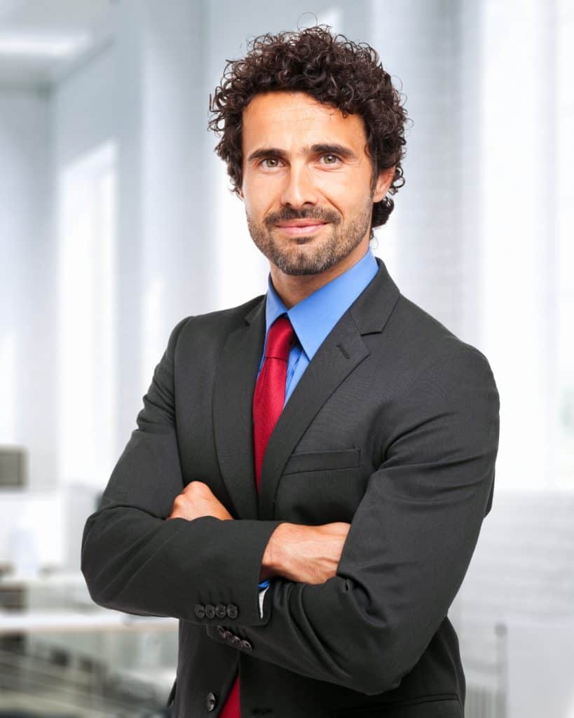 Hombre de negocios con traje en oficina moderna.